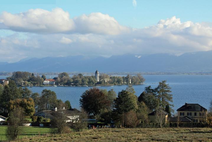 Blick auf die Fraueninsel vom Westufer aus