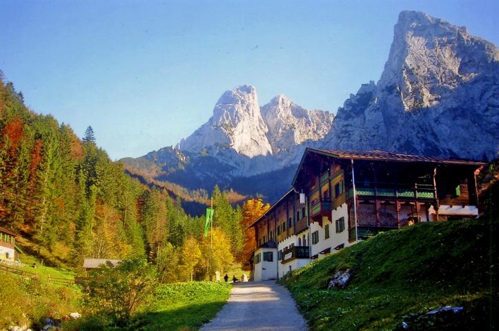 Zur Hinterb&auml;renbad-H&uuml;tte im Kaisertal