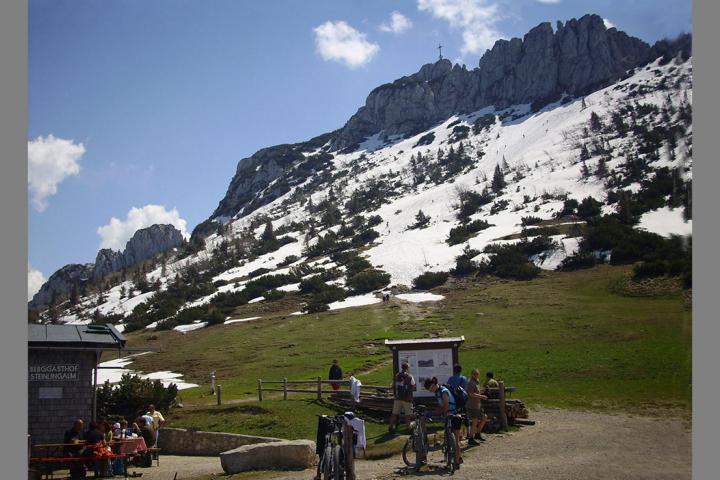 Blick zum Gipfelkreuz der Kampenwand