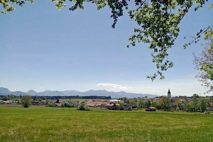 Blick &uuml;ber Prutting zu den Bergen