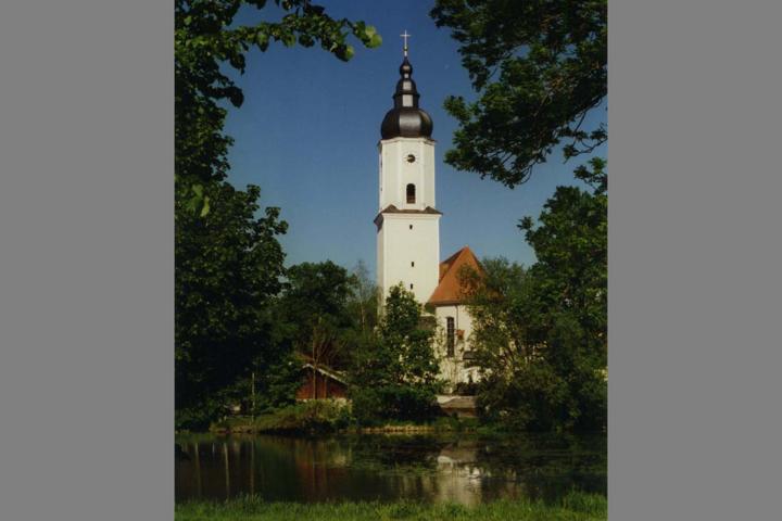 Pruttinger Kirche mit Dorfteich