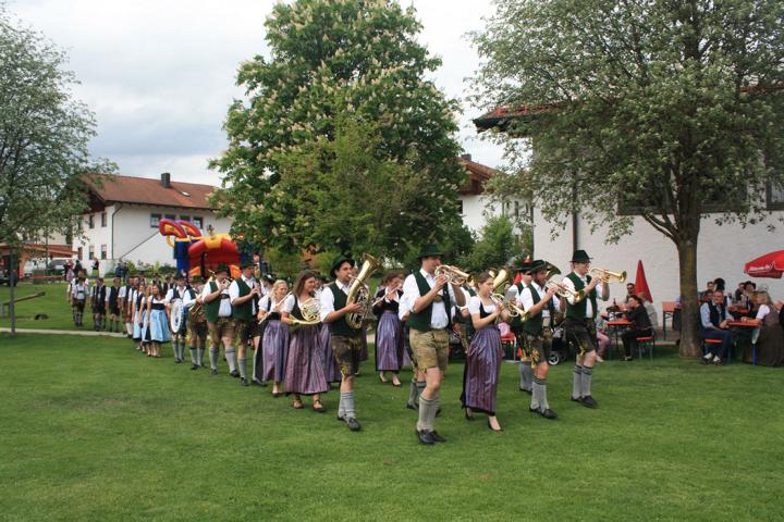 Aufmarsch zum Maibaumaufstellen