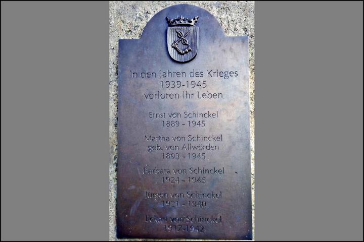 Gutsanlage Kartzitz auf R&uuml;gen: Gedenktafel