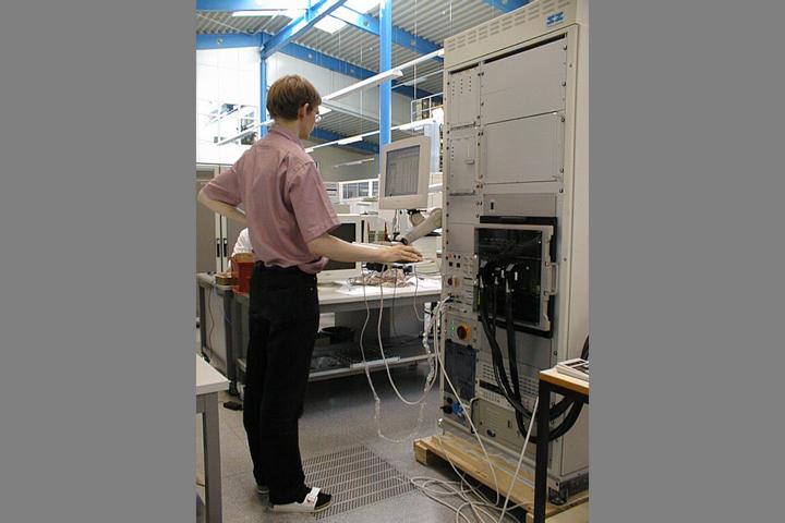 SW-Entwickler an einem Testsystem